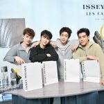 ISSEY MIYAKE จัดอีเวนต์เปิดตัวน้ำหอมคอลเลคชั่นใหม่ Les Eaux d’Issey สัมผัสน้ำหอมแนวกลิ่น Aquatic ที่ถ่ายทอดความบริสุทธิ์ของน้ำและความลึกซึ้งของมหาสมุทรในรูปแบบมินิมอล เรียบง่าย และสงบอย่างมีเสน่ห์ ที่มาพร้อมกับส่วนประกอบน้ำหอมจากส่วนผสมธรรมชาติ และใช้แอลกอฮอล์สกัดจากบีทรูทฝรั่งเศส เพื่อคุณภาพกลิ่นและความอ่อนโยนต่อผิว ดีไซน์ขวดแก้วผลิตจากแก้วรีไซเคิล 20% ฝาขวดผลิตจากไม้แท้ทั้งชิ้นไร้พลาสติก ออกแบบให้ใช้งานได้ยาว รีฟิลได้ 100%