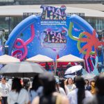 บรรยากาศสงกรานต์กรุงเทพฯ วันแรกคึกคัก คนไทย-ต่างชาติร่วมเล่นน้ำที่เซ็นทรัลเวิลด์ แลนด์มาร์กใจกลางเมือง