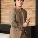 ถอดมุมคิด “นนทกร ตันติวัตนะ” จากเด็กจิตวิทยา สู่ผู้ขับเคลื่อนอสังหาฯ รุ่นใหม่ในสนามธุรกิจอสังหาริมทรัพย์ที่ทุกก้าวเต็มไปด้วยการแข่งขัน คนที่จะยืนระยะได้ไม่ใช่แค่คนเก่ง แต่ต้อง “เข้าใจคน” และ “ปรับตัวให้ทันเกม” อยู่เสมอ