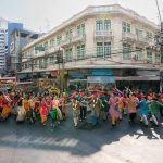 แตกตื่นทั้งพาหุรัด! กองถ่ายปริศนาบุกวันสงกรานต์ ที่แท้คือหนังสั้นสุดพิเศษ จาก “พี่เก้ง–จิระ มะลิกุล” เพื่อคอนเสิร์ต “มาม่า presents GDH โตมาด้วยกัน ออร์เคสตรามูฟวี่คอนเสิร์ต”