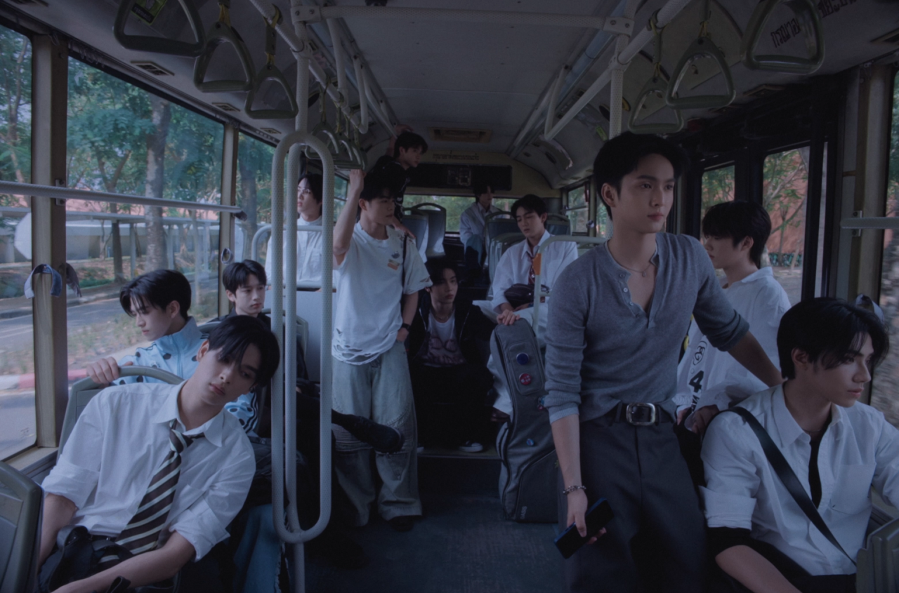 02_MV รักมักยาก - BUS_Still_01
